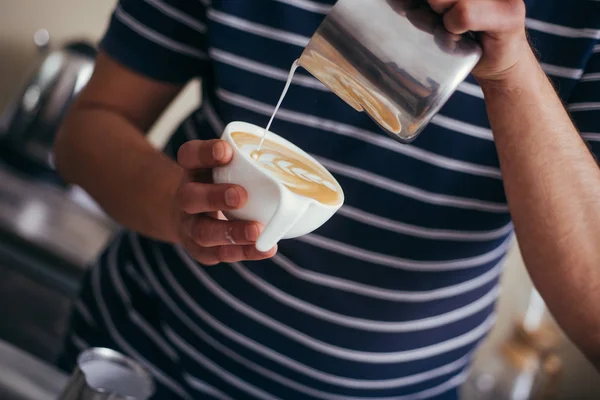 Creating latte art by barista - focus in milk foam and coffee — Stock Photo, Image