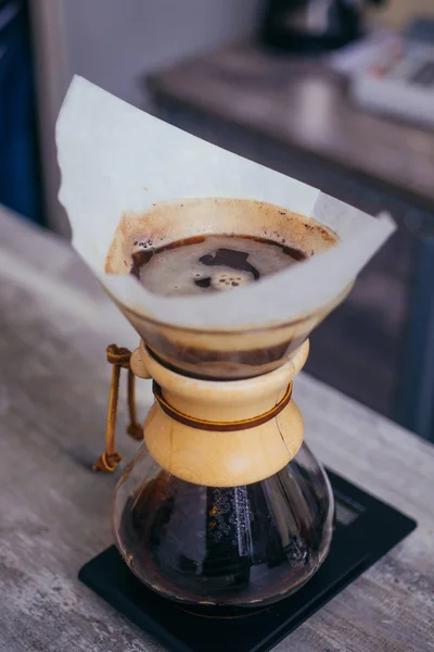 ペーパーフィルターに新鮮なホットコーヒーを滴下のカップ — ストック写真