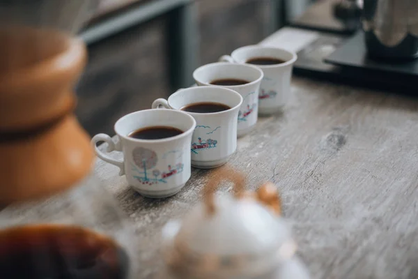 Крупним планом зображення гарячих американських чашок кави на старовинній дерев'яній вкладці — стокове фото