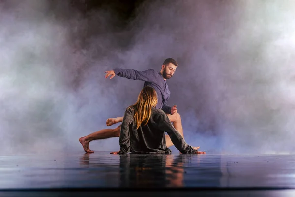 Pareja de danza sin zapatos realizando múltiples movimientos de baile únicos en —  Fotos de Stock