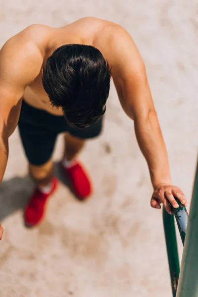 Shirtless aantrekkelijke kerel rusten van hard workout op kin up ba — Stockfoto