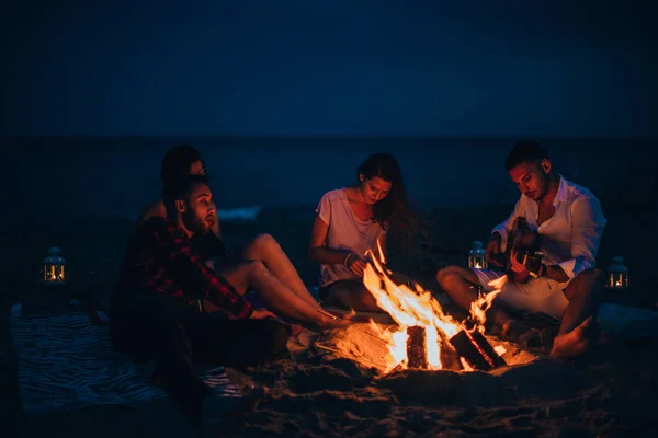 Arkadaşlar piknik yaparken müzik dinliyorlar. — Stok fotoğraf