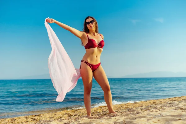 Bedårande sexig tjej i bikini poserar på stranden — Stockfoto