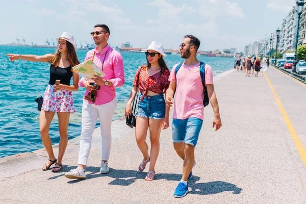 Toeristen kijken naar een kaart en het plannen van de plaatsen die ze zijn Suppo — Stockfoto