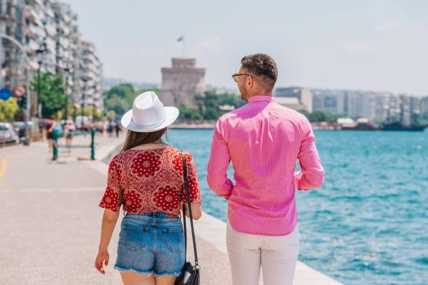 Paar wandelen aan zee en plezier hebben. — Stockfoto