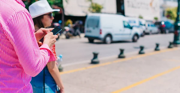 Bir adam eller bir akıllı telefon uygulaması whil ile bir taksi çağırma closeup — Stok fotoğraf