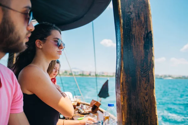 Друзья пьют кофе на лодке, пока они прохлаждаются и наслаждаются — стоковое фото