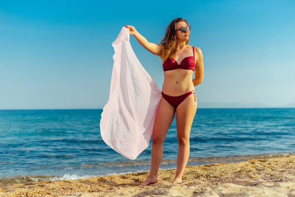 Retrato de jovem mulher bonita usando cachecol na praia — Fotografia de Stock
