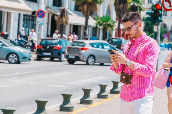 Elegante turista chiama un ascensore sul suo smartphone . — Foto Stock