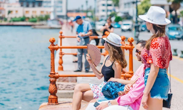 Two tourist couples sitting on a bench and enjoying the breathta — Stock Photo, Image