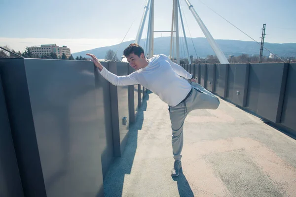 Jeune homme sportif se prépare à courir le sprint — Photo