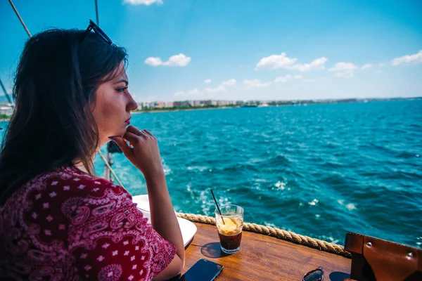 海の景色を楽しむ一人の若い女性 — ストック写真