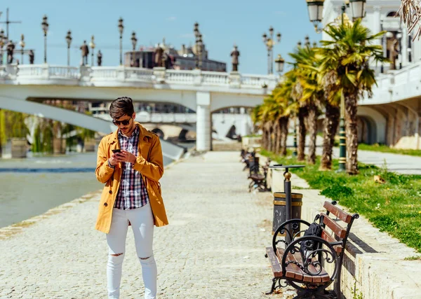 Stilvoller Mann mit Handy in Flussnähe — Stockfoto