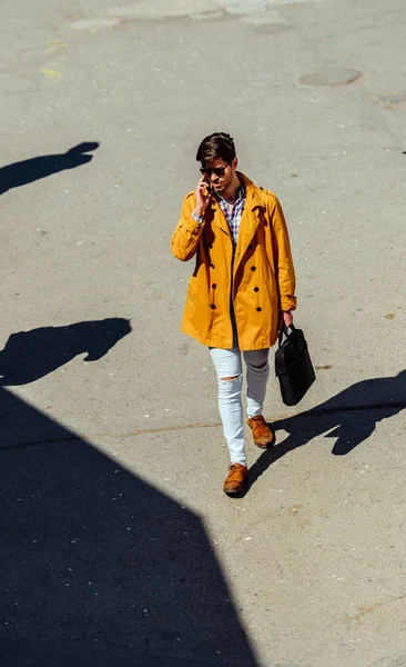 Hombre de negocios guapo con estilo en el lugar urbano — Foto de Stock