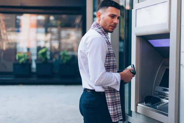 Stilvoller Geschäftsmann im weißen Hemd hält Geldbörse und Geldbörse in der Hand — Stockfoto