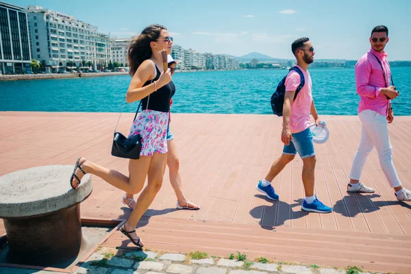 Turistas passear e caminhar em um calçadão da cidade moderna em um — Fotografia de Stock