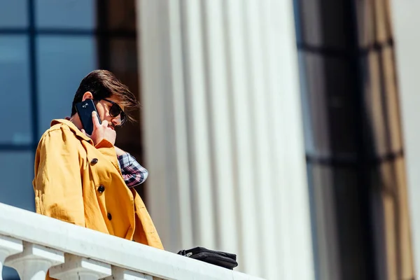 İş adamı yolda cep telefonu konuşurken yürüyüş — Stok fotoğraf