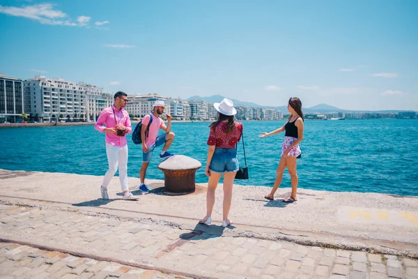 Touristen Besichtigungen und Spaziergänge an einer modernen Stadtpromenade auf einem — Stockfoto