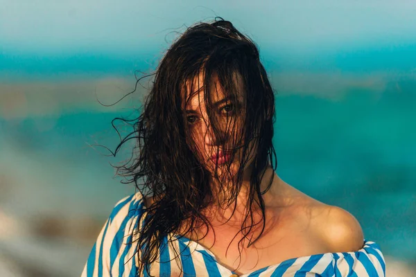 Sonriente joven mujer buscando feliz en el fondo del mar — Foto de Stock