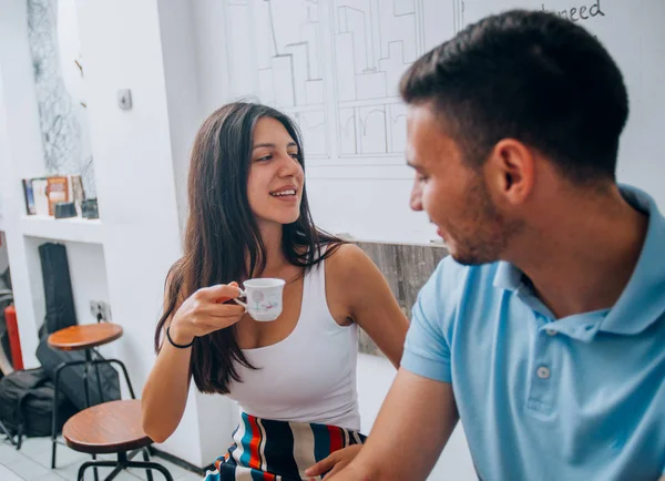 Aantrekkelijke jonge man en zijn vriendin met koffie in Cafe — Stockfoto