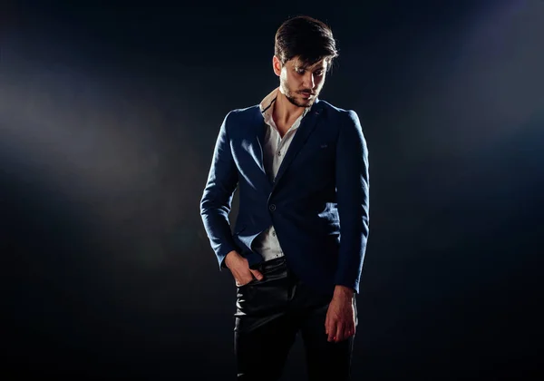 Selbstbewusster, scharf gekleideter Mann im blauen Anzug — Stockfoto