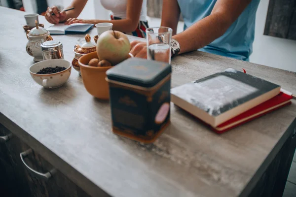 Gruppe von Leuten genießt im Kaffeerestaurant — Stockfoto