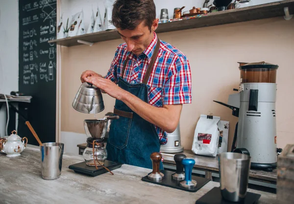 Професійний бариста готує кавовий альтернативний метод — стокове фото