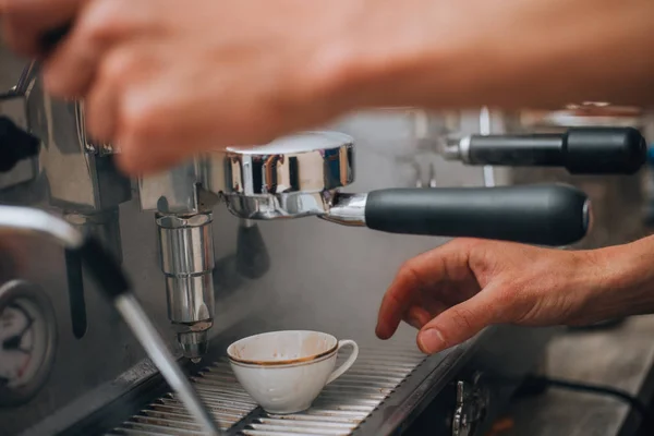 Pembuat kopi menuangkan kopi ke dalam cangkir. Tembakan jarak dekat. — Stok Foto