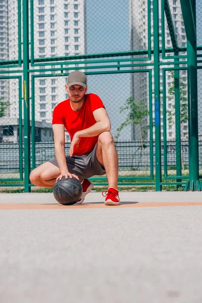 Ung Man Som Har Paus Från Att Spela Basket Mitten — Stockfoto