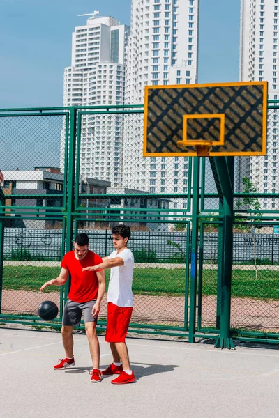 Jugadores de baloncesto jugando pelota (empujando, dribleando) en un urbano — Foto de Stock