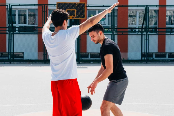 Passa manliga basketspelare tidigt på morgonen en solig dag — Stockfoto