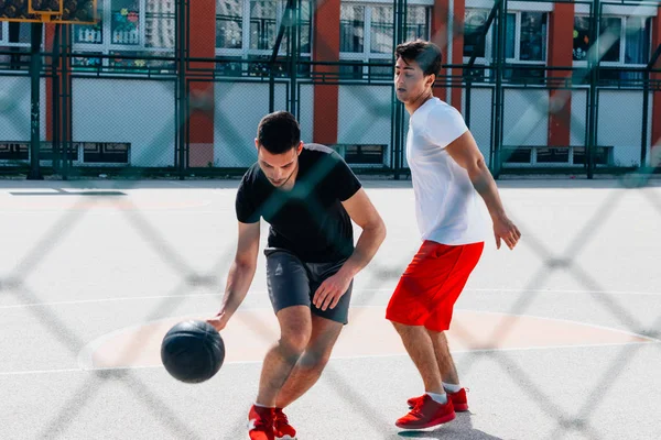 Två starka basketspelare spelar boll på en Urban stad Baske — Stockfoto