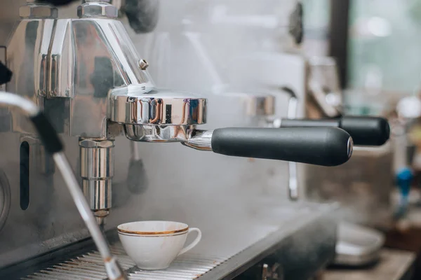 Приготувати кавове капучино зі спеціальною кавовою машиною в кафе ба — стокове фото