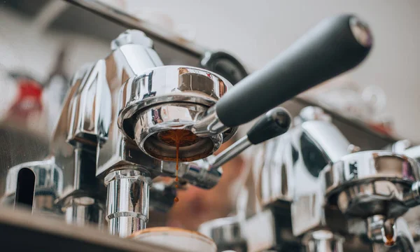Att göra färskt kaffe via ångande maskiner — Stockfoto