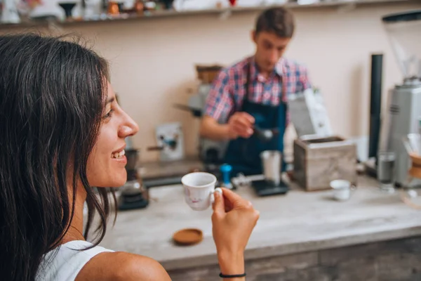 Cafe city lifestyle. Casual portrait of teenager girl sitting in — Stock Photo, Image