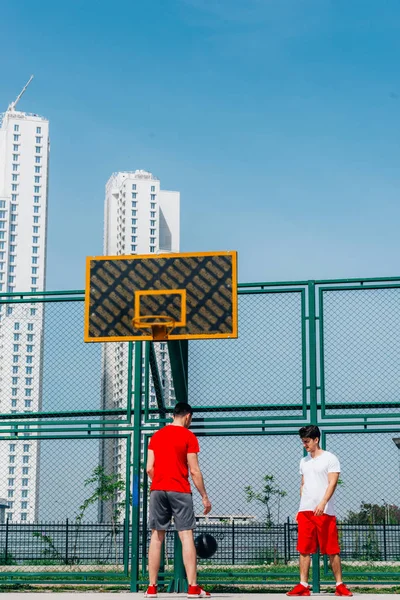 Jugadores de baloncesto jugando pelota (empujando, dribleando) en un urbano —  Fotos de Stock