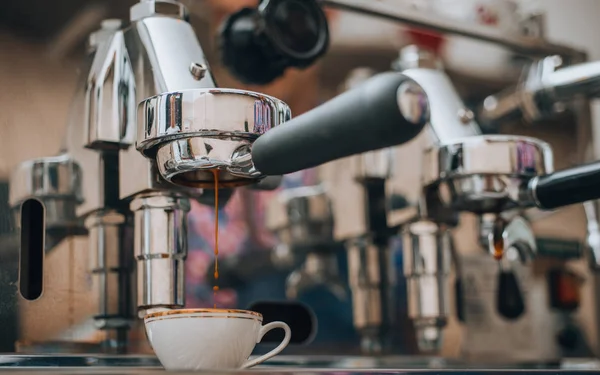 Närbild av espressomaskin med speciellt kaffe i traditionell b — Stockfoto