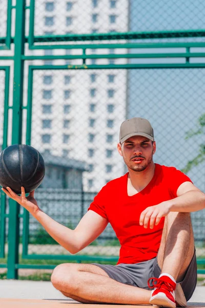 Dos jugadores de baloncesto descansando en la cancha a popa — Foto de Stock