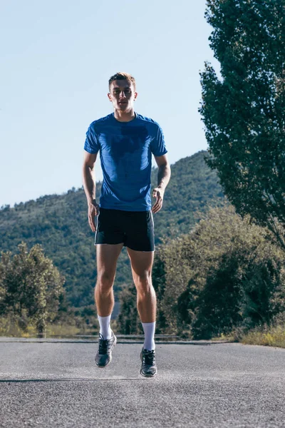 Knappe Blonde Atleet Loper Springen Het Midden Van Een Snelweg — Stockfoto