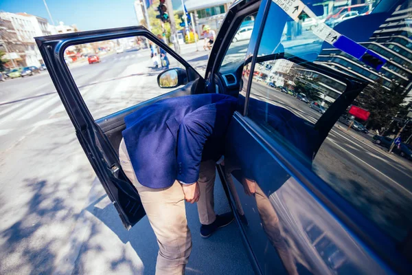 Feliz Empresario Abriendo Puerta Coche Inspeccionando Interior Coche Mientras Está —  Fotos de Stock