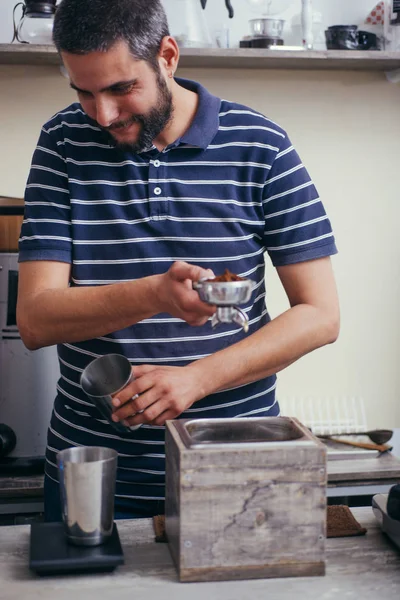 Proceso de preparación de espresso en la cafetería —  Fotos de Stock