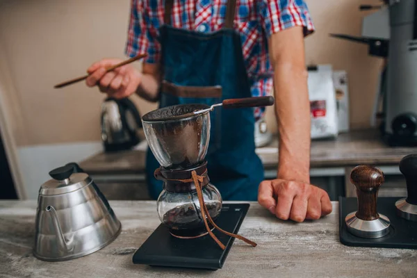 Kaffebryggare på restaurang butik förbereder läckert kaffe — Stockfoto