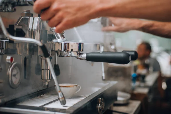 Mesin kopi menuangkan kopi ke cangkir kopi putih. — Stok Foto