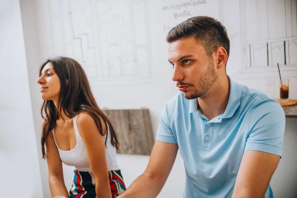 Gelukkig paar in een koffiehuis ontbijten — Stockfoto