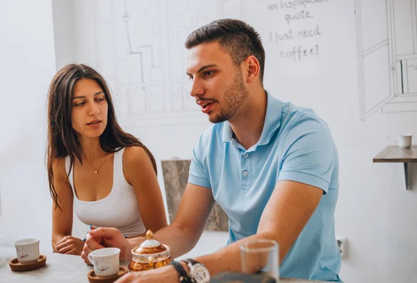 Twee jonge volwassenen in een café die beslissingen nemen — Stockfoto