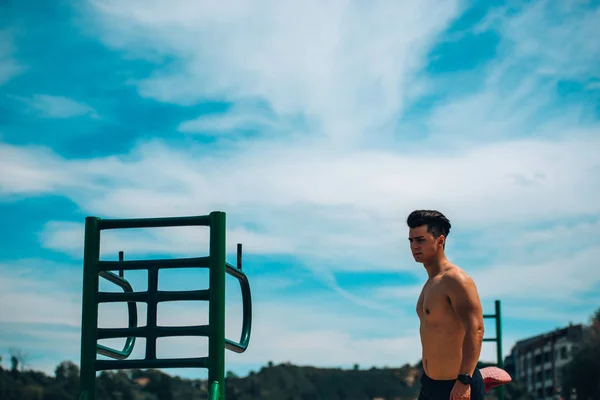 Sterke jonge shirtless man traint in Park — Stockfoto