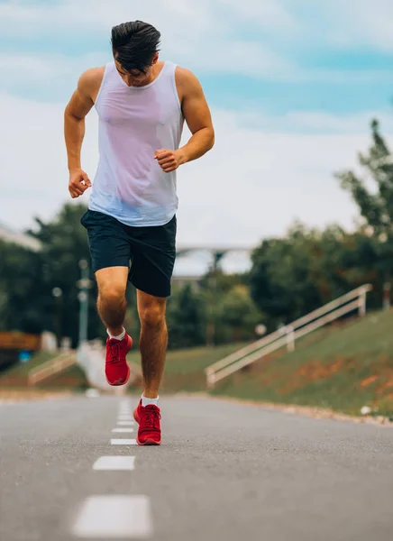Mann joggt auf Rennstrecke — Stockfoto