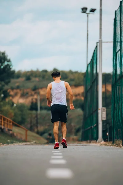 Sport man loopt buiten — Stockfoto