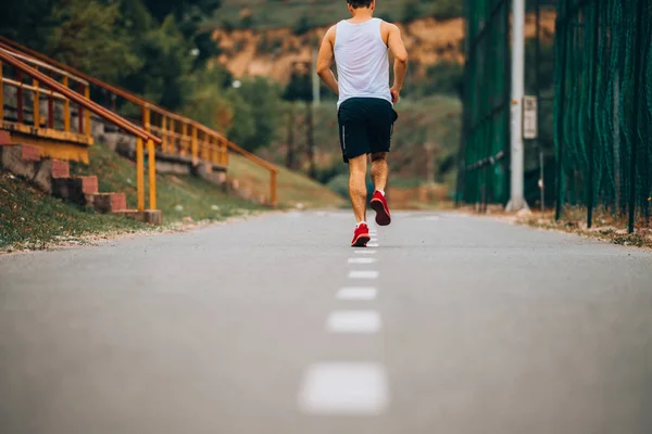 高加索运动员男子在户外跑道上跑步 — 图库照片