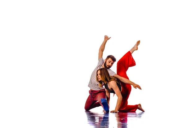 Танцующая пара на ярком фоне — стоковое фото